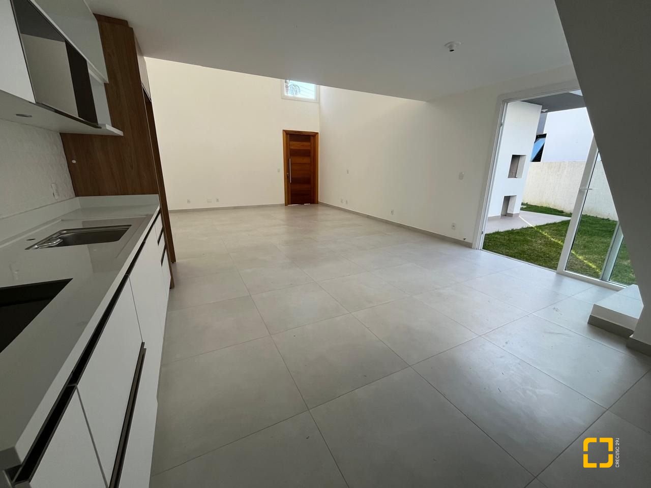 Casa de Condomínio com 192m², 6 quartos (sendo 3 suítes), 2 garagens, no bairro Cachoeira do Bom Jesus em Florianópolis