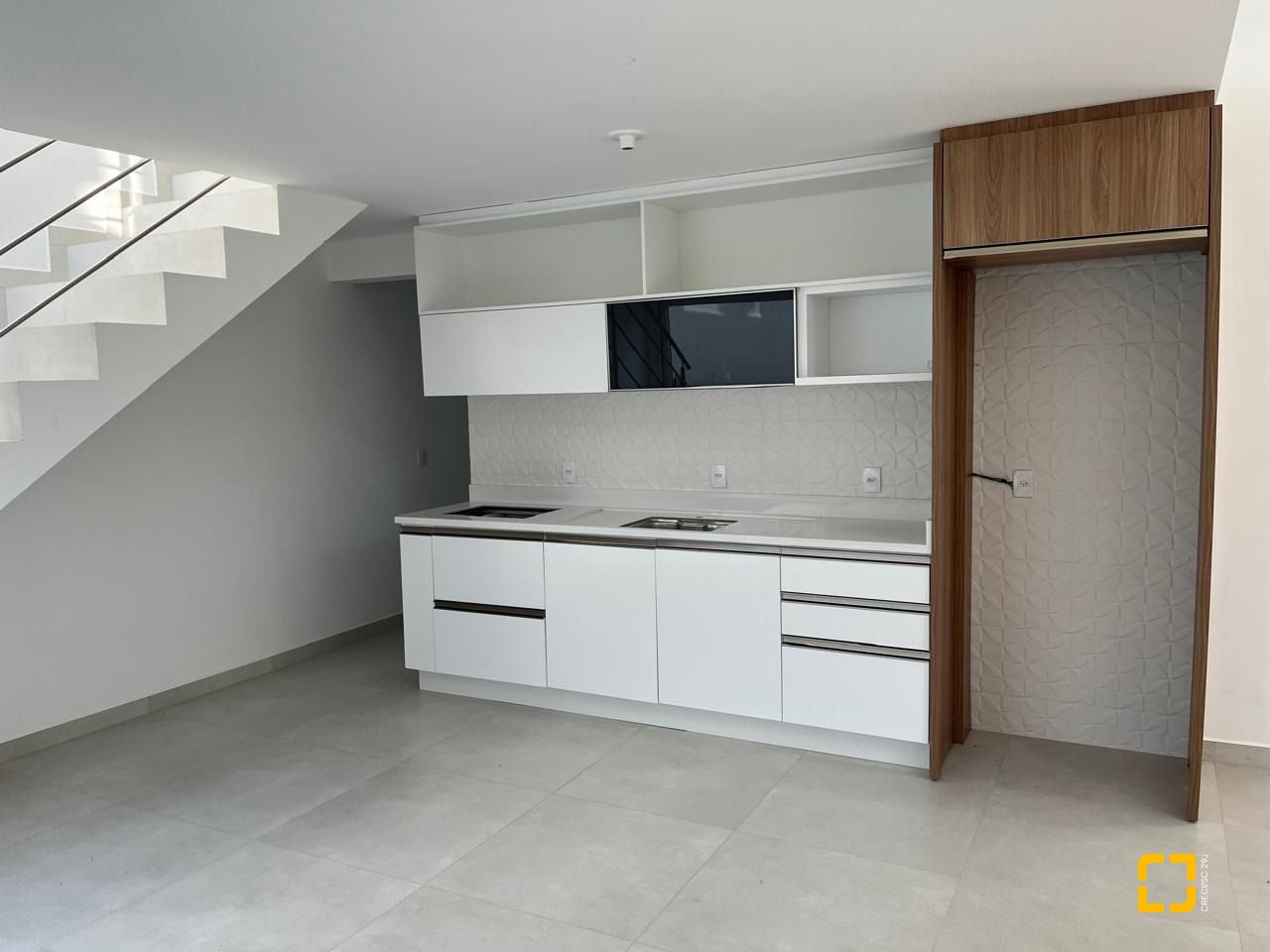 Casa de Condomínio com 192m², 6 quartos (sendo 3 suítes), 2 garagens, no bairro Cachoeira do Bom Jesus em Florianópolis