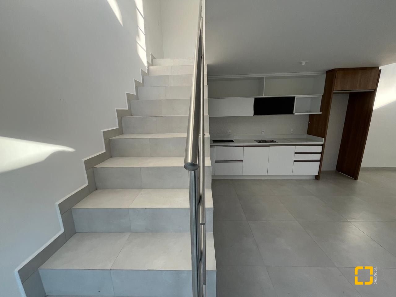 Casa de Condomínio com 192m², 6 quartos (sendo 3 suítes), 2 garagens, no bairro Cachoeira do Bom Jesus em Florianópolis