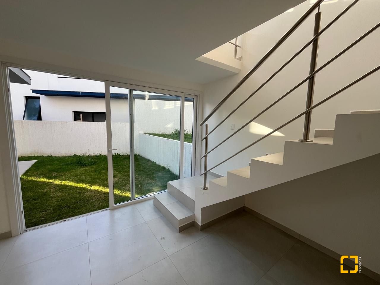 Casa de Condomínio com 192m², 6 quartos (sendo 3 suítes), 2 garagens, no bairro Cachoeira do Bom Jesus em Florianópolis