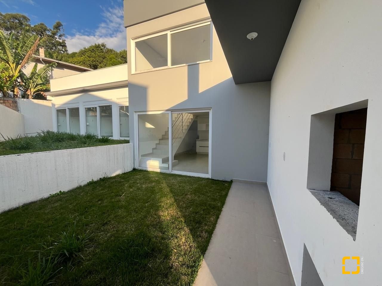 Casa de Condomínio com 192m², 6 quartos (sendo 3 suítes), 2 garagens, no bairro Cachoeira do Bom Jesus em Florianópolis