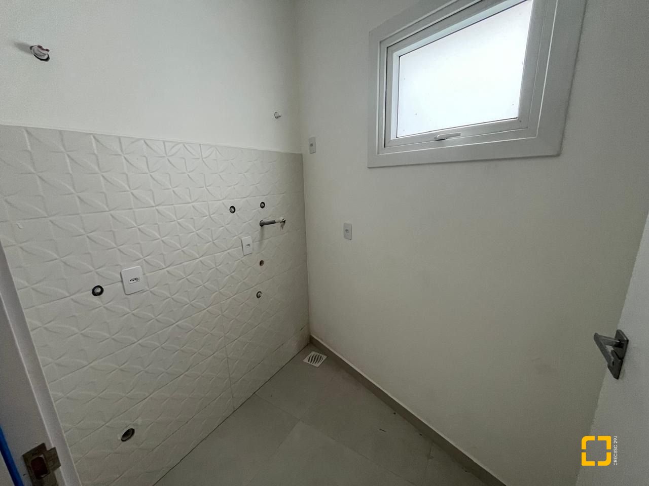 Casa de Condomínio com 192m², 6 quartos (sendo 3 suítes), 2 garagens, no bairro Cachoeira do Bom Jesus em Florianópolis