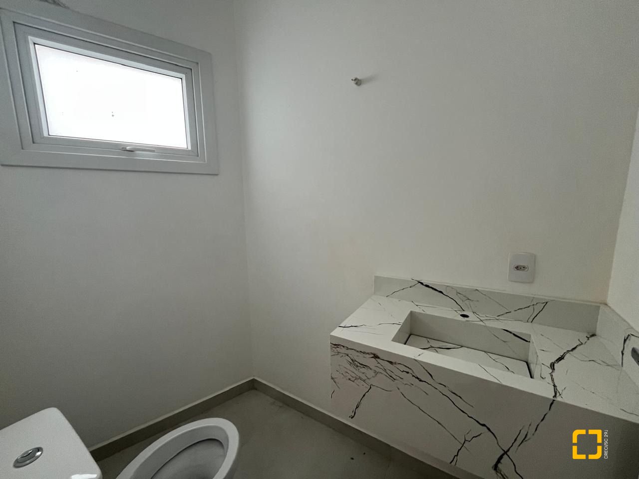 Casa de Condomínio com 192m², 6 quartos (sendo 3 suítes), 2 garagens, no bairro Cachoeira do Bom Jesus em Florianópolis