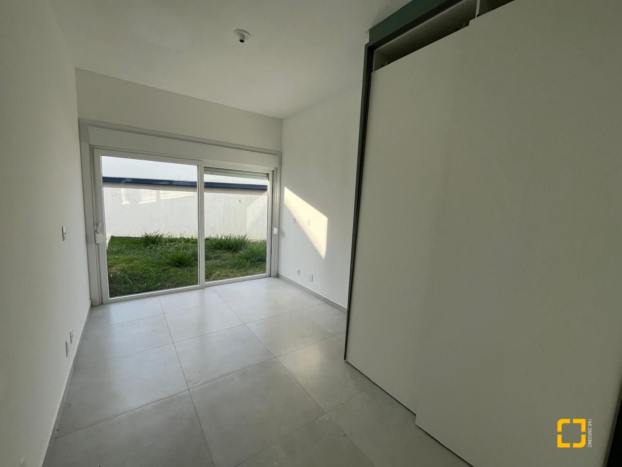 Casa de Condomínio com 192m², 6 quartos (sendo 3 suítes), 2 garagens, no bairro Cachoeira do Bom Jesus em Florianópolis