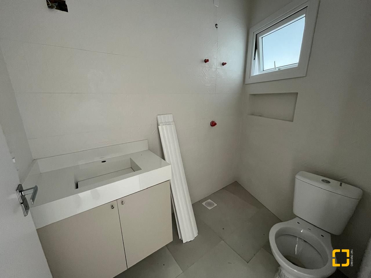 Casa de Condomínio com 192m², 6 quartos (sendo 3 suítes), 2 garagens, no bairro Cachoeira do Bom Jesus em Florianópolis