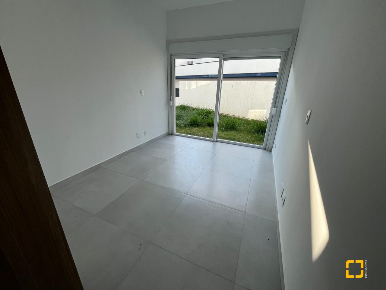 Casa de Condomínio com 192m², 6 quartos (sendo 3 suítes), 2 garagens, no bairro Cachoeira do Bom Jesus em Florianópolis
