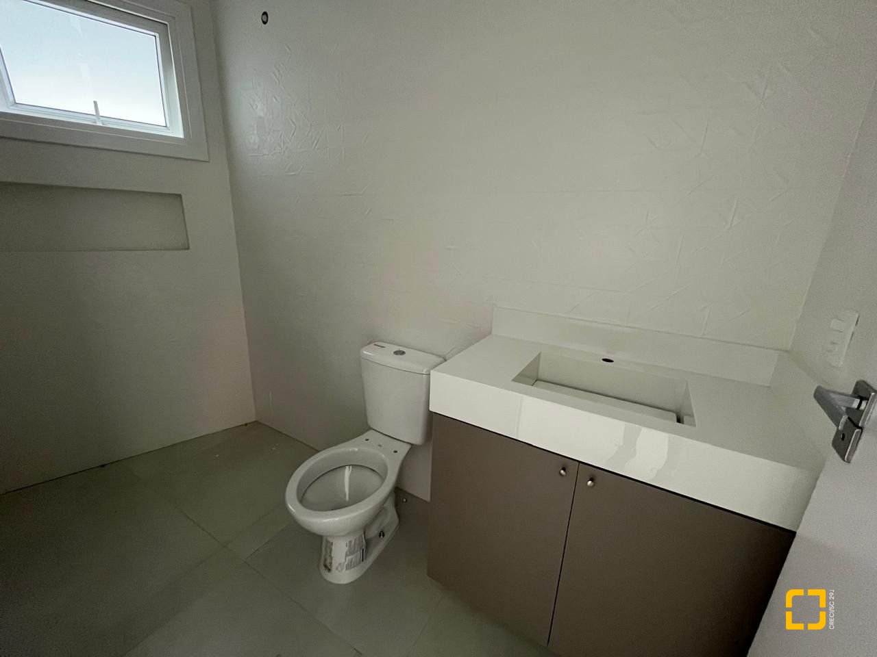 Casa de Condomínio com 192m², 6 quartos (sendo 3 suítes), 2 garagens, no bairro Cachoeira do Bom Jesus em Florianópolis