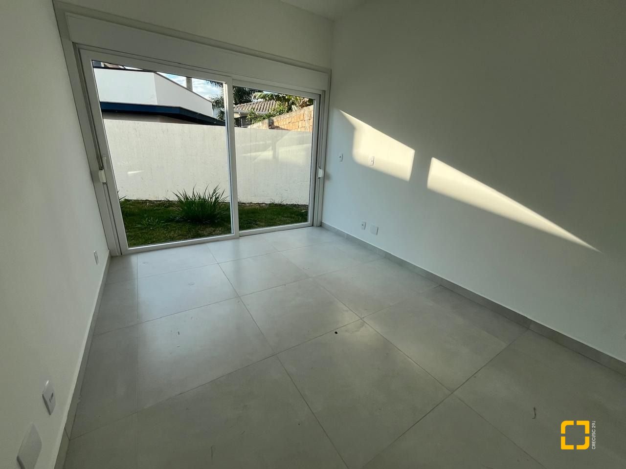 Casa de Condomínio com 192m², 6 quartos (sendo 3 suítes), 2 garagens, no bairro Cachoeira do Bom Jesus em Florianópolis