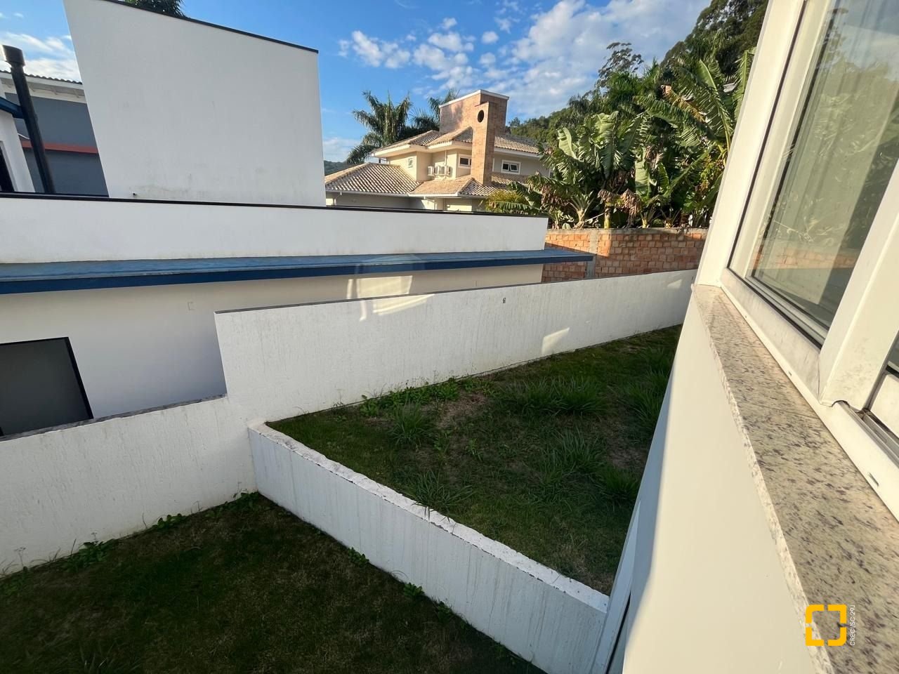 Casa de Condomínio com 192m², 6 quartos (sendo 3 suítes), 2 garagens, no bairro Cachoeira do Bom Jesus em Florianópolis