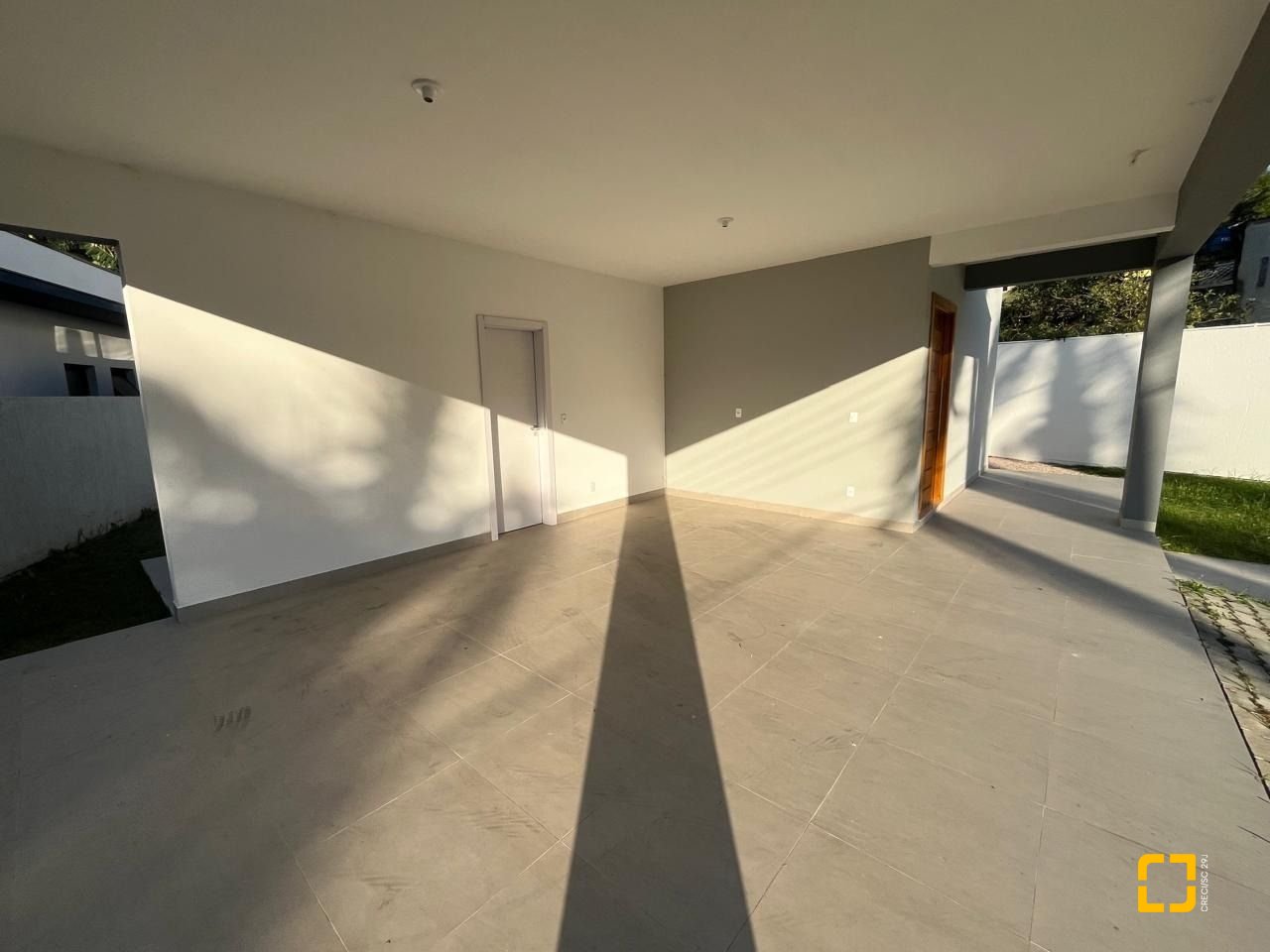Casa de Condomínio com 192m², 6 quartos (sendo 3 suítes), 2 garagens, no bairro Cachoeira do Bom Jesus em Florianópolis