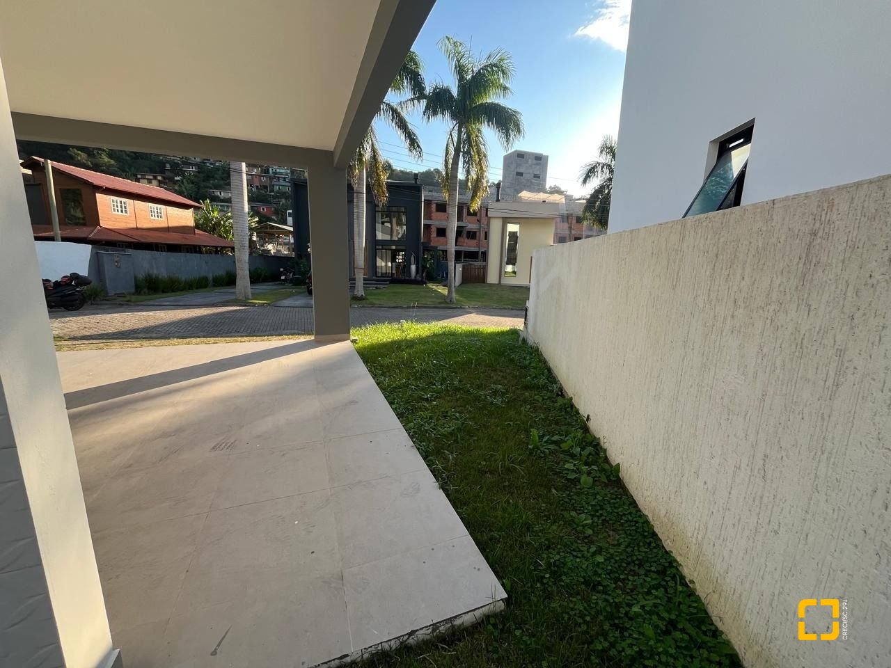 Casa de Condomínio com 192m², 6 quartos (sendo 3 suítes), 2 garagens, no bairro Cachoeira do Bom Jesus em Florianópolis