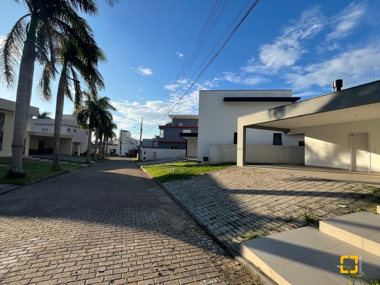Casa de Condomínio com 192m², 6 quartos (sendo 3 suítes), 2 garagens, no bairro Cachoeira do Bom Jesus em Florianópolis