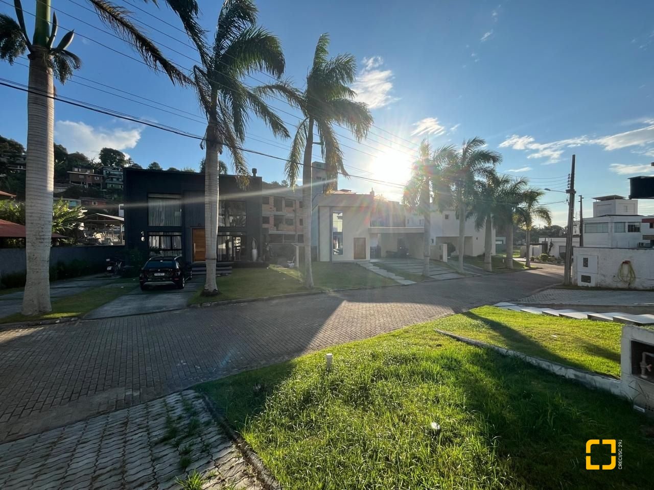 Casa de Condomínio com 192m², 6 quartos (sendo 3 suítes), 2 garagens, no bairro Cachoeira do Bom Jesus em Florianópolis