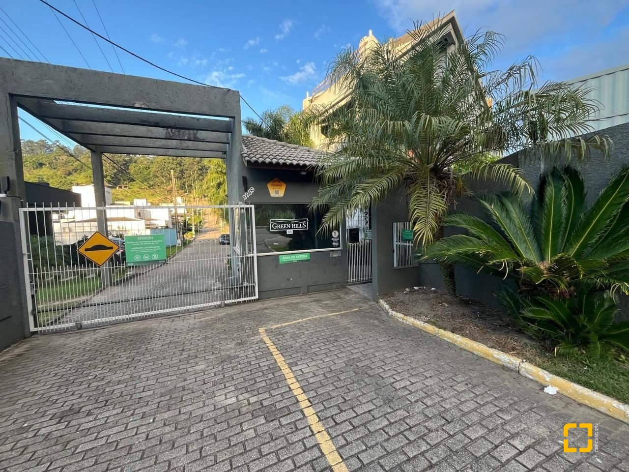Casa de Condomínio com 192m², 6 quartos (sendo 3 suítes), 2 garagens, no bairro Cachoeira do Bom Jesus em Florianópolis