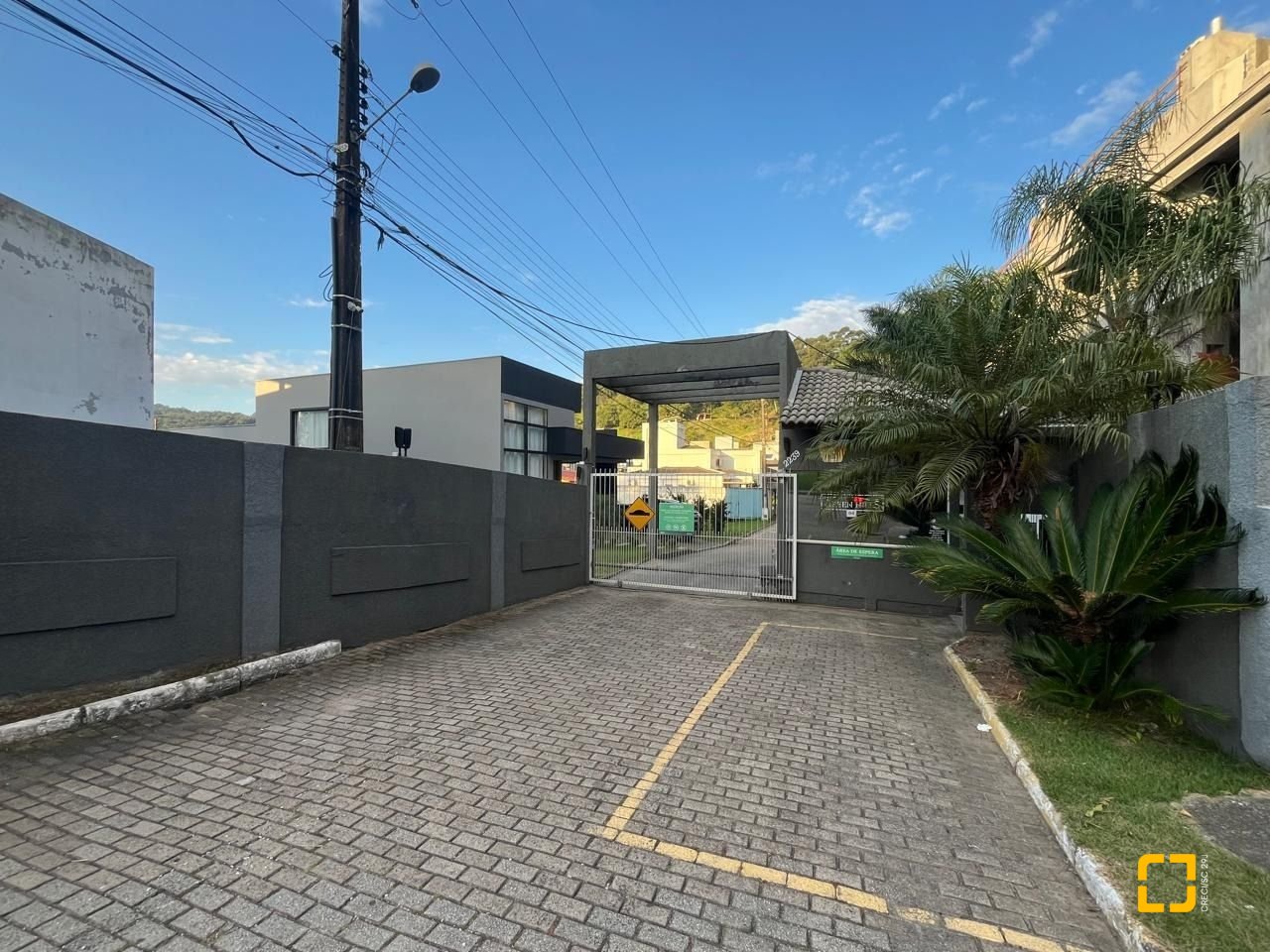 Casa de Condomínio com 192m², 6 quartos (sendo 3 suítes), 2 garagens, no bairro Cachoeira do Bom Jesus em Florianópolis