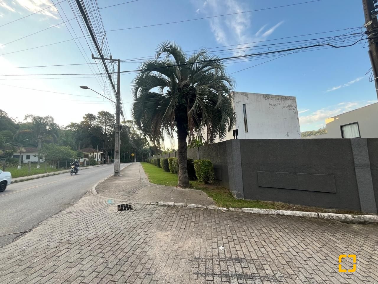 Casa de Condomínio com 192m², 6 quartos (sendo 3 suítes), 2 garagens, no bairro Cachoeira do Bom Jesus em Florianópolis