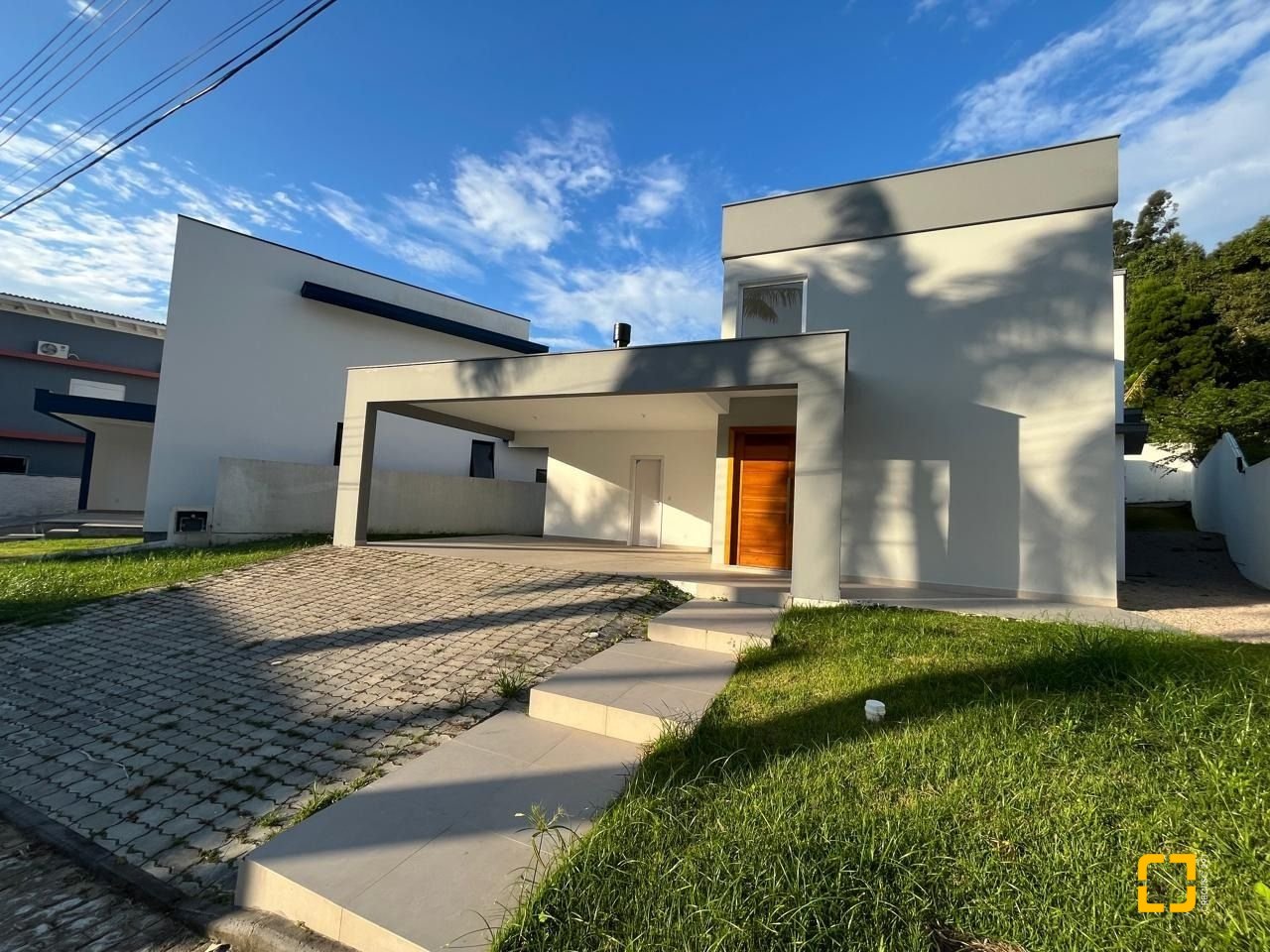 Casa de Condomínio com 192m², 6 quartos (sendo 3 suítes), 2 garagens, no bairro Cachoeira do Bom Jesus em Florianópolis