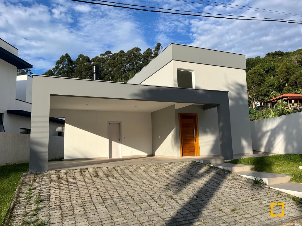 Casa de Condomínio com 192m², 6 quartos (sendo 3 suítes), 2 garagens, no bairro Cachoeira do Bom Jesus em Florianópolis