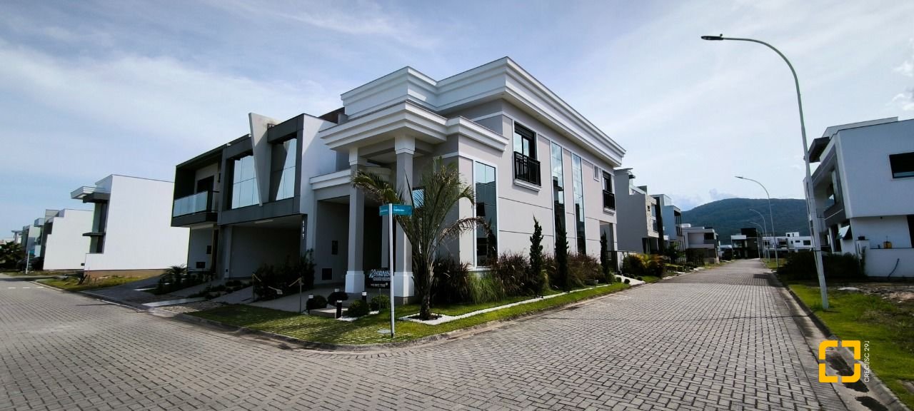 Casa de Condomínio com 165m², 4 quartos (sendo 1 suíte), 2 garagens, no bairro Beira Rio em Biguaçu