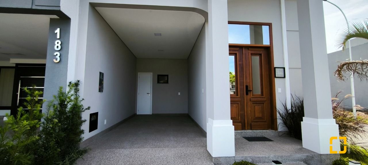 Casa de Condomínio com 165m², 4 quartos (sendo 1 suíte), 2 garagens, no bairro Beira Rio em Biguaçu