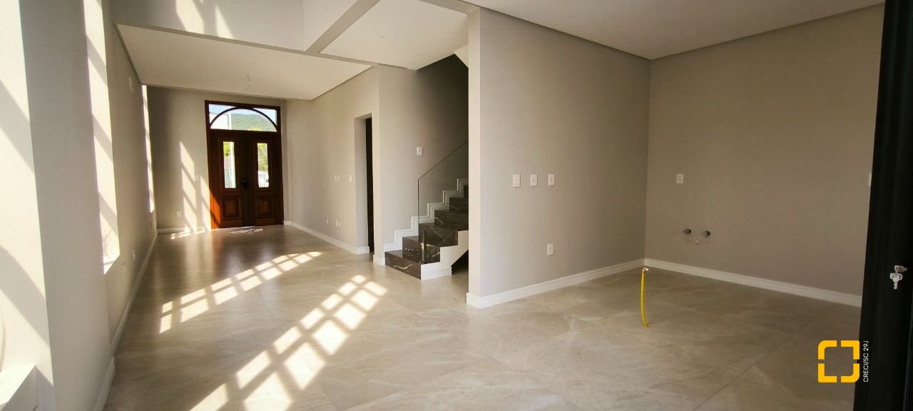 Casa de Condomínio com 165m², 4 quartos (sendo 1 suíte), 2 garagens, no bairro Beira Rio em Biguaçu