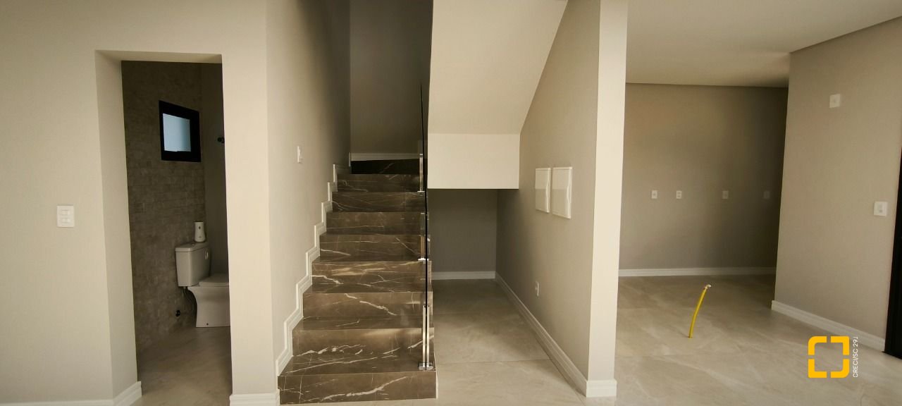 Casa de Condomínio com 165m², 3 quartos (sendo 1 suíte), 2 garagens, no bairro Beira Rio em Biguaçu