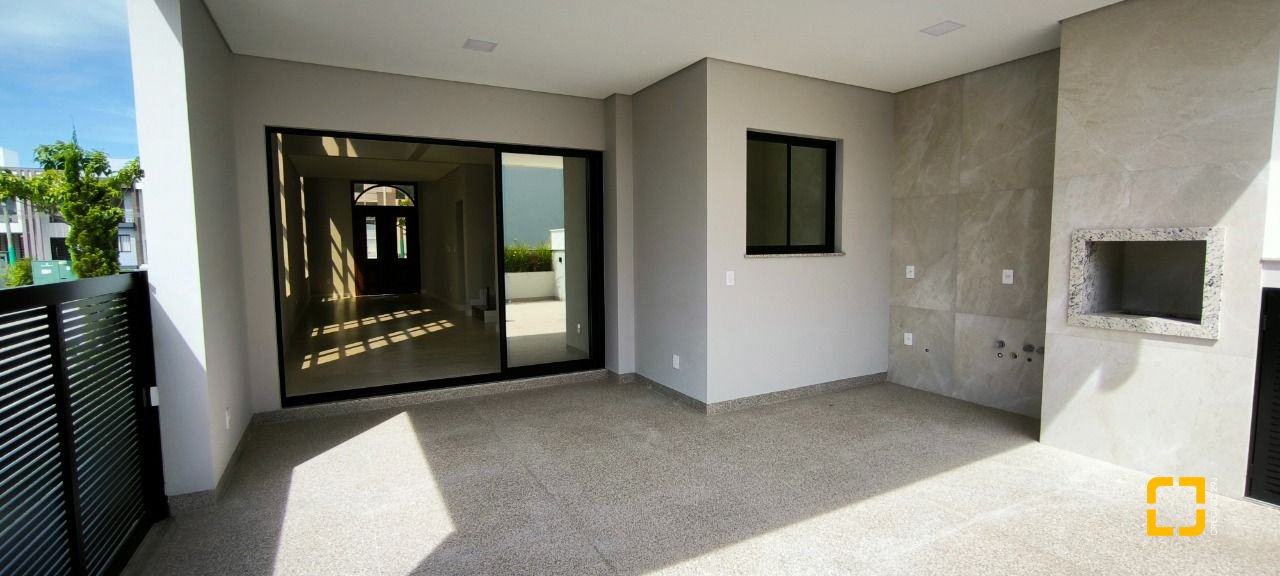 Casa de Condomínio com 165m², 3 quartos (sendo 1 suíte), 2 garagens, no bairro Beira Rio em Biguaçu