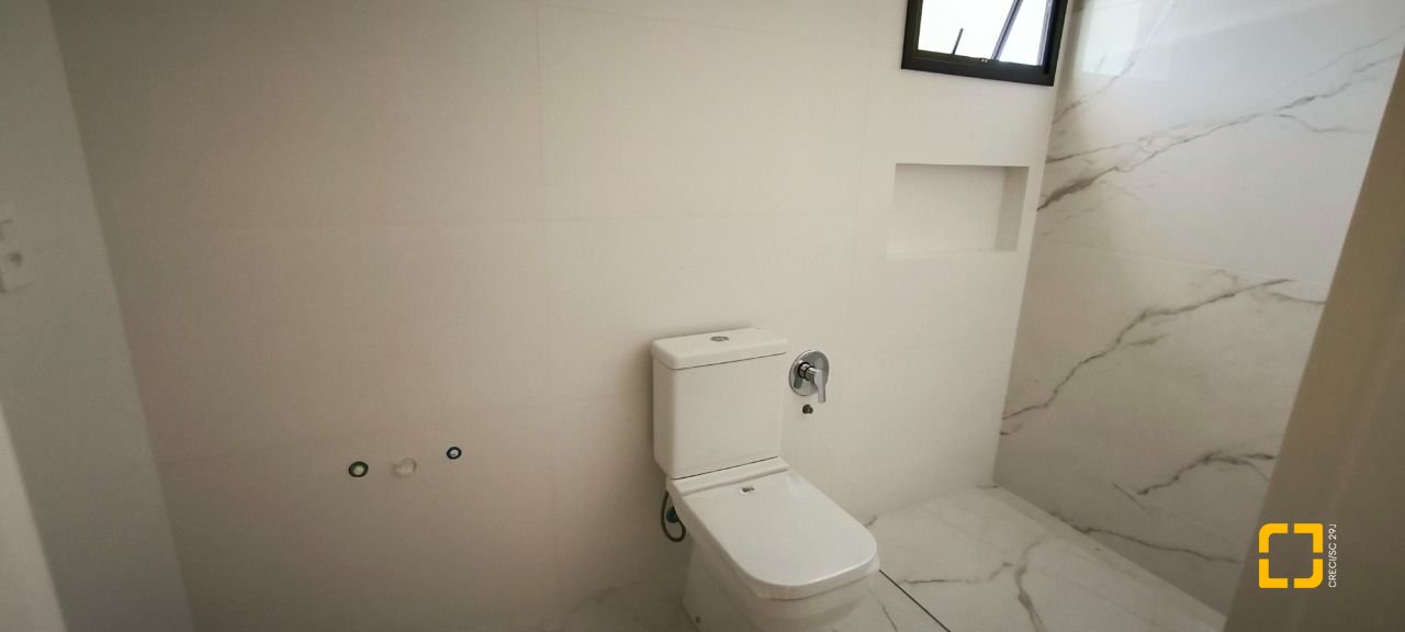 Casa de Condomínio com 165m², 3 quartos (sendo 1 suíte), 2 garagens, no bairro Beira Rio em Biguaçu