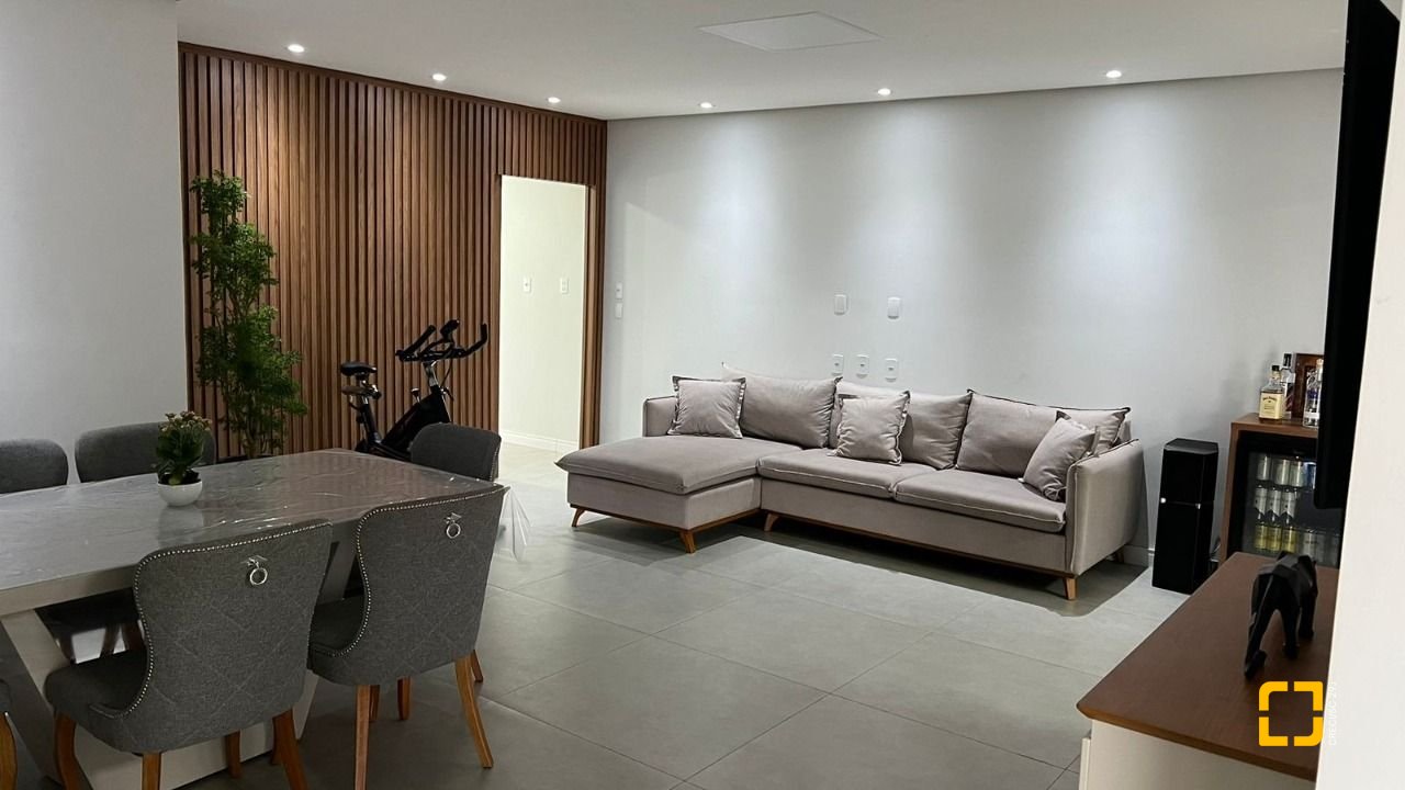Casa com 200m², 5 quartos (sendo 2 suítes), 6 garagens, no bairro Serraria em São José