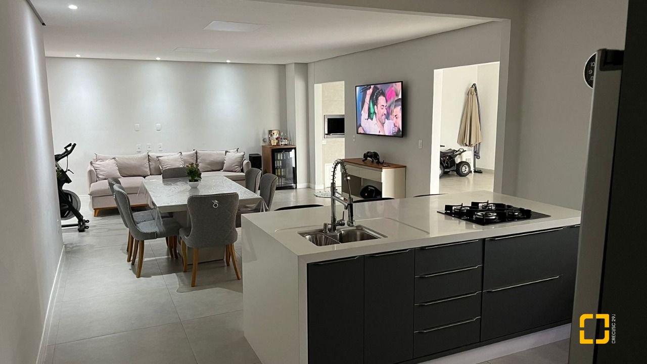 Casa com 200m², 5 quartos (sendo 2 suítes), 6 garagens, no bairro Serraria em São José