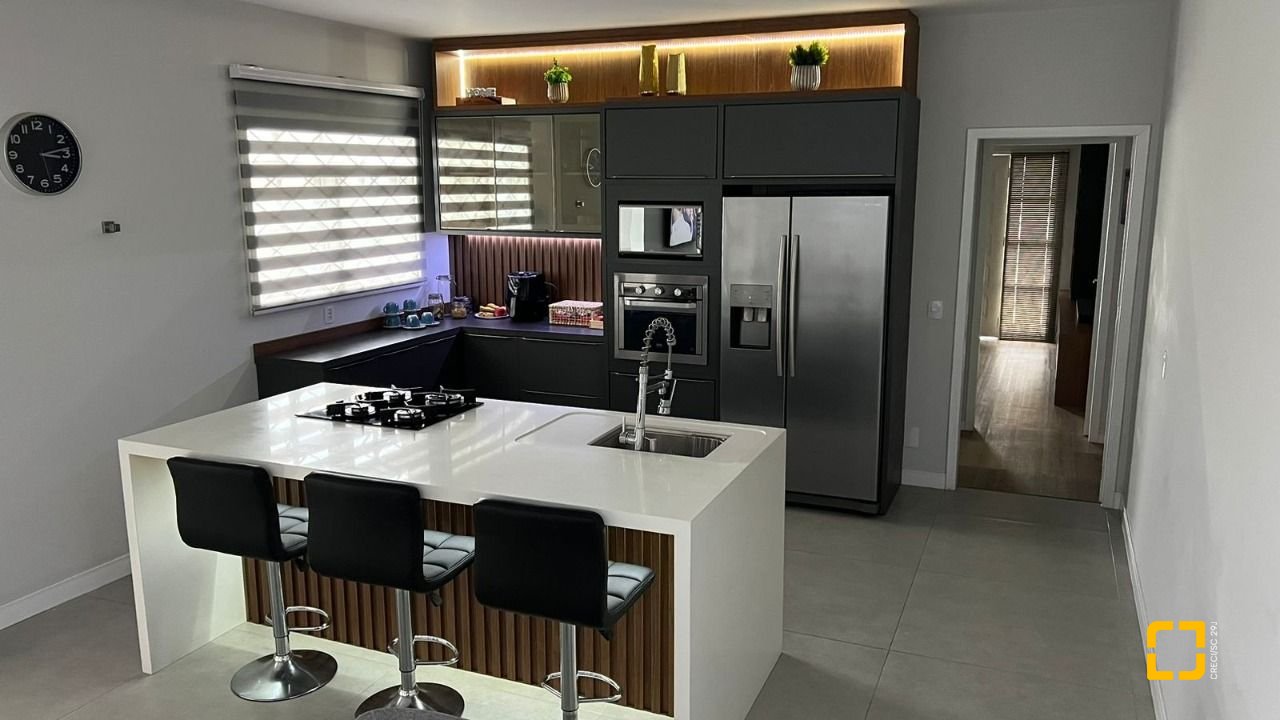 Casa com 200m², 5 quartos (sendo 2 suítes), 6 garagens, no bairro Serraria em São José
