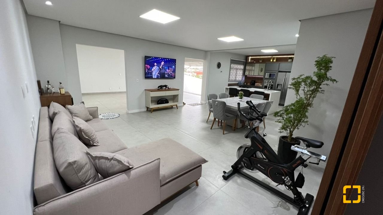Casa com 200m², 5 quartos (sendo 2 suítes), 6 garagens, no bairro Serraria em São José