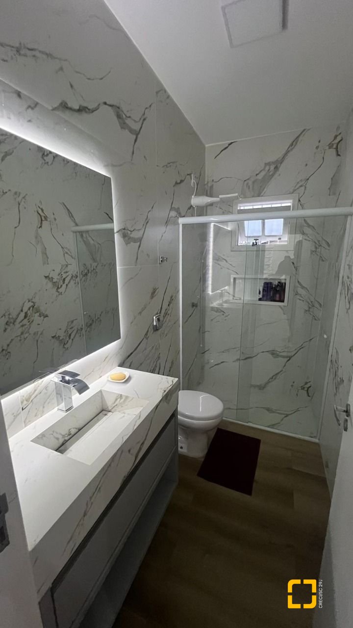 Casa com 200m², 5 quartos (sendo 2 suítes), 6 garagens, no bairro Serraria em São José