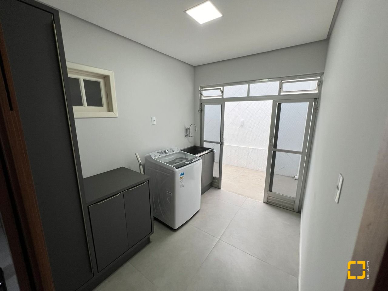 Casa com 200m², 5 quartos (sendo 2 suítes), 6 garagens, no bairro Serraria em São José