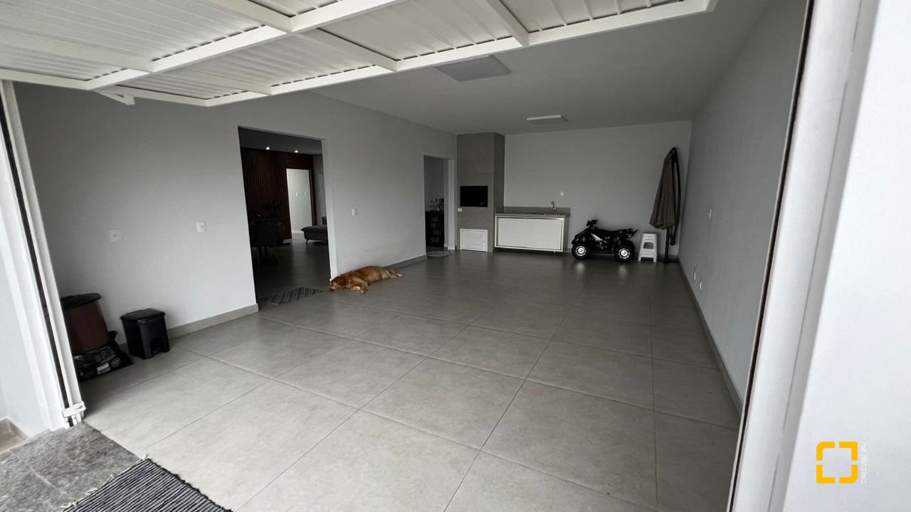 Casa com 200m², 5 quartos (sendo 2 suítes), 6 garagens, no bairro Serraria em São José