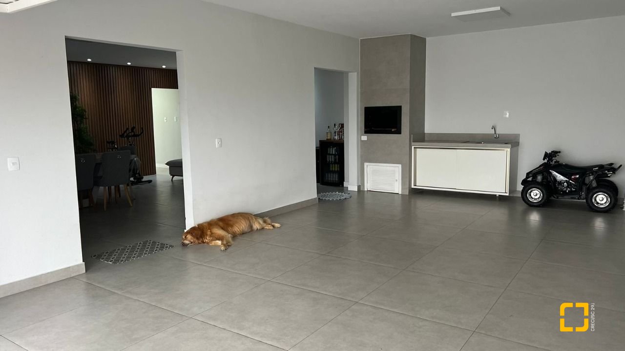 Casa com 200m², 5 quartos (sendo 2 suítes), 6 garagens, no bairro Serraria em São José