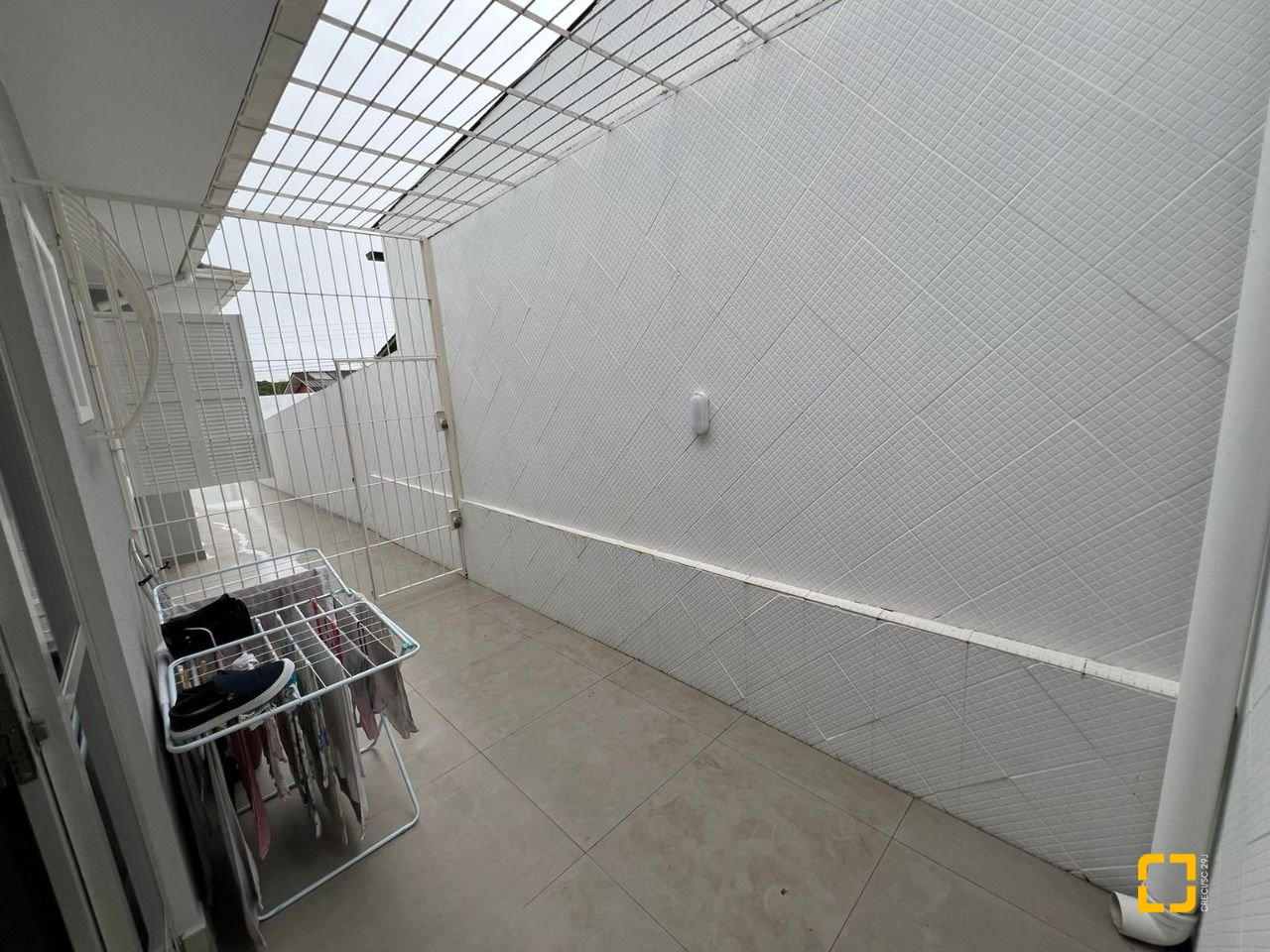 Casa com 200m², 5 quartos (sendo 2 suítes), 6 garagens, no bairro Serraria em São José