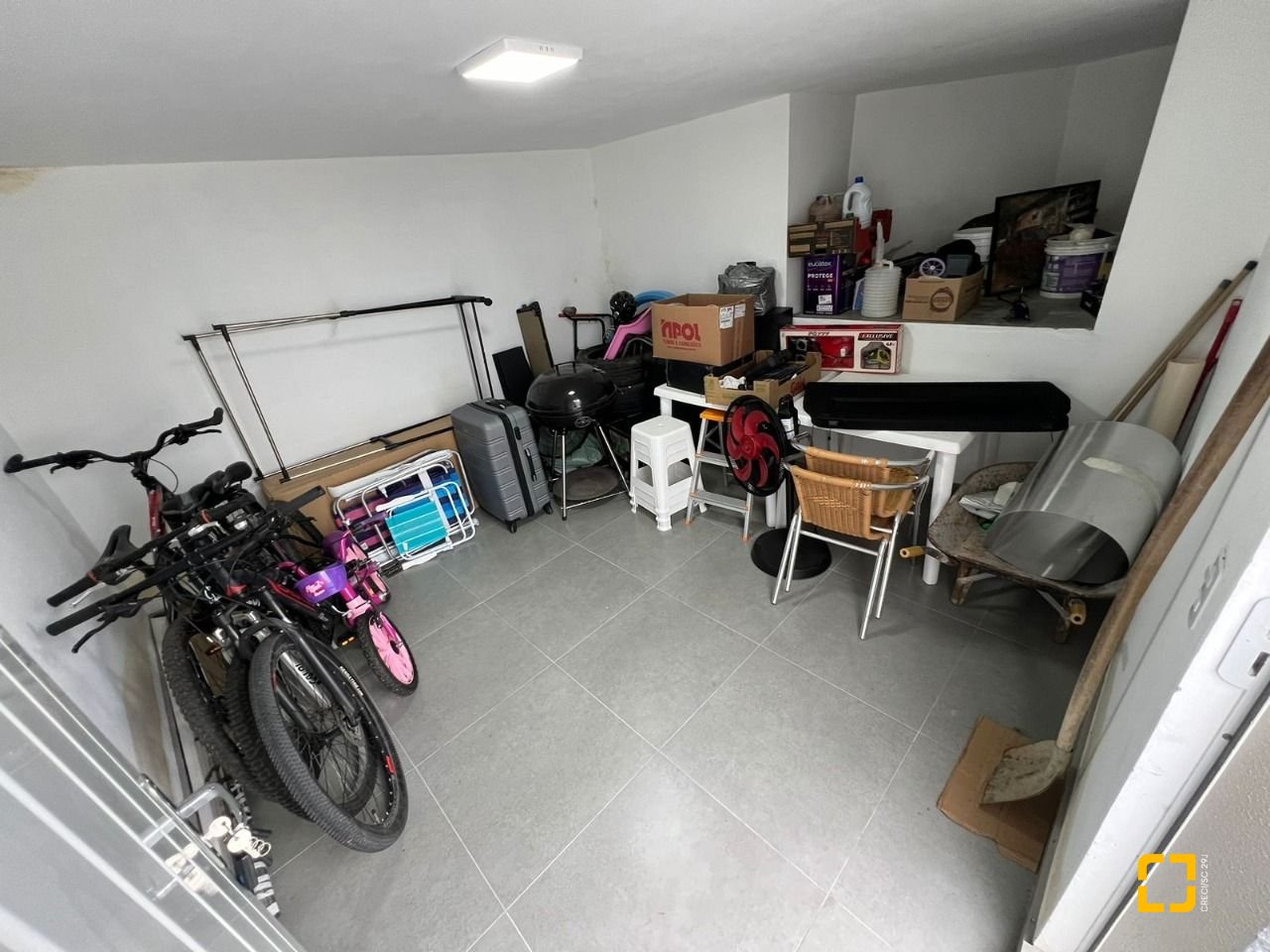 Casa com 200m², 5 quartos (sendo 2 suítes), 6 garagens, no bairro Serraria em São José