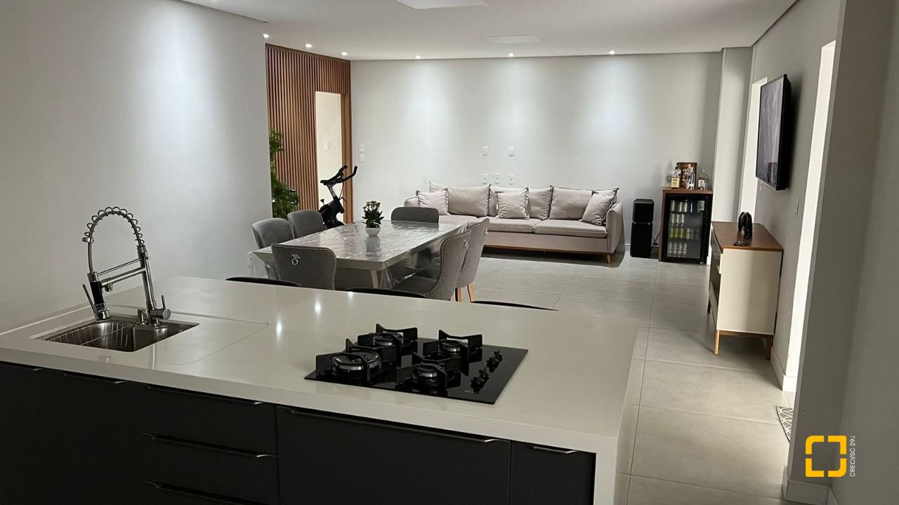 Casa com 200m², 3 quartos (sendo 2 suítes), 6 garagens, no bairro Serraria em São José