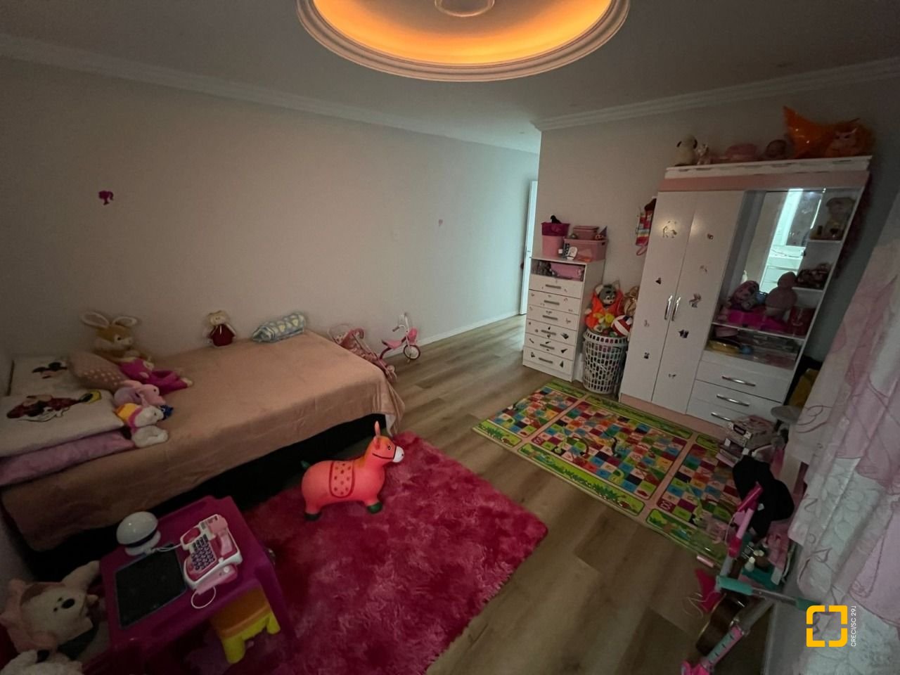 Casa com 200m², 3 quartos (sendo 2 suítes), 6 garagens, no bairro Serraria em São José