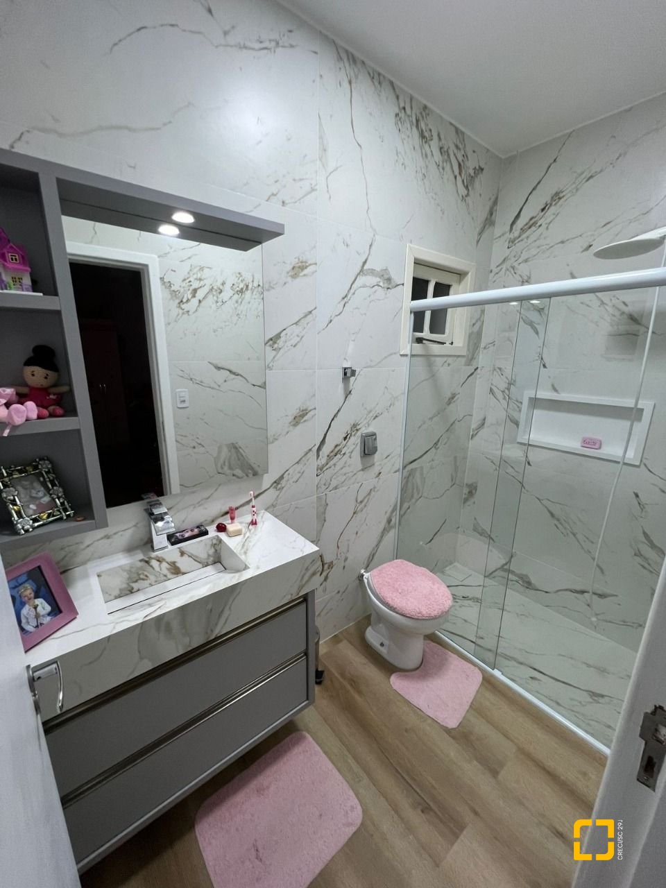 Casa com 200m², 3 quartos (sendo 2 suítes), 6 garagens, no bairro Serraria em São José