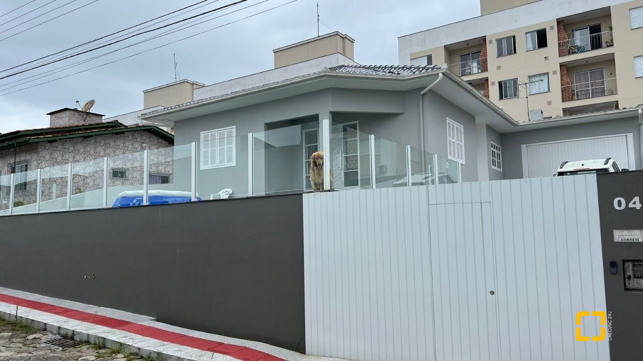 Casa com 200m², 3 quartos (sendo 2 suítes), 6 garagens, no bairro Serraria em São José