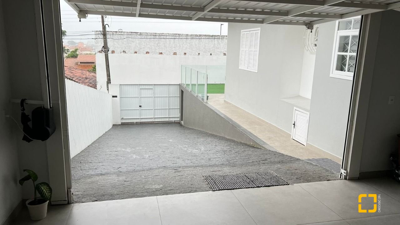 Casa com 200m², 3 quartos (sendo 2 suítes), 6 garagens, no bairro Serraria em São José