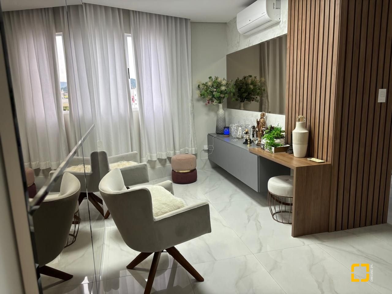 Apartamento com 173m², 4 quartos (sendo 2 suítes), 2 garagens, no bairro Campinas em São José