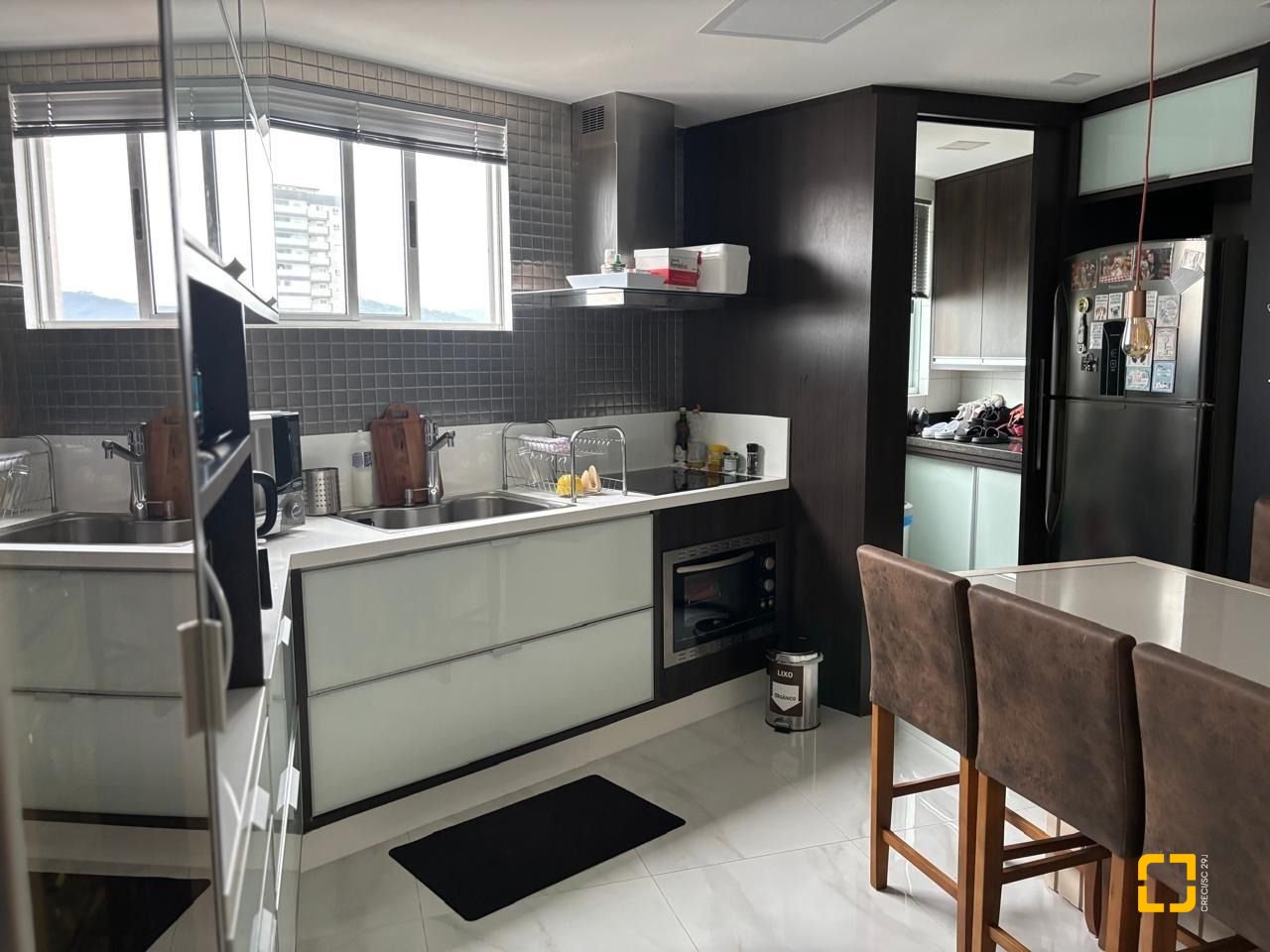 Apartamento com 173m², 4 quartos (sendo 2 suítes), 2 garagens, no bairro Campinas em São José