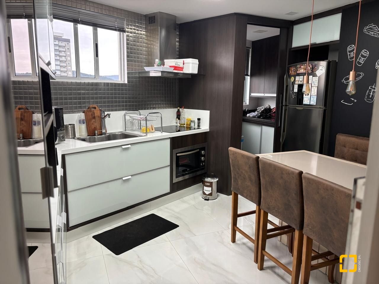 Apartamento com 173m², 4 quartos (sendo 2 suítes), 2 garagens, no bairro Campinas em São José