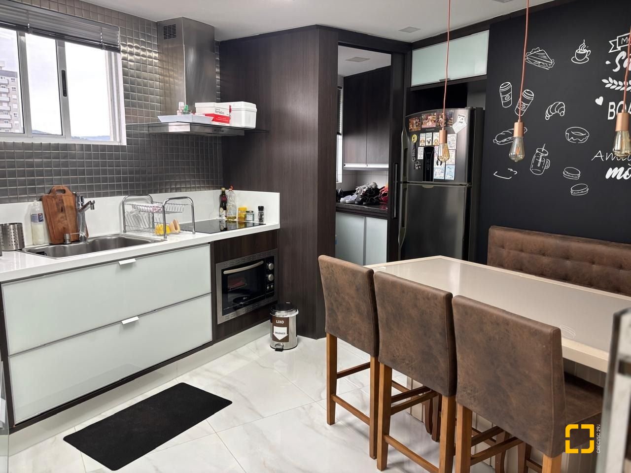 Apartamento com 173m², 4 quartos (sendo 2 suítes), 2 garagens, no bairro Campinas em São José