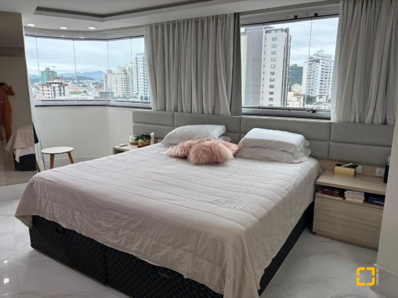 Apartamento com 173m², 4 quartos (sendo 2 suítes), 2 garagens, no bairro Campinas em São José
