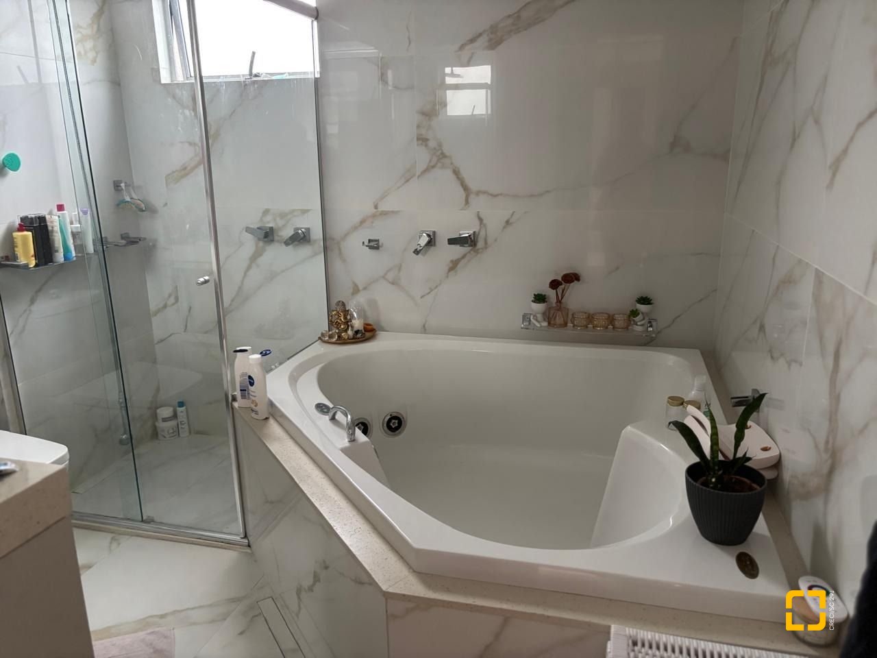 Apartamento com 173m², 4 quartos (sendo 2 suítes), 2 garagens, no bairro Campinas em São José