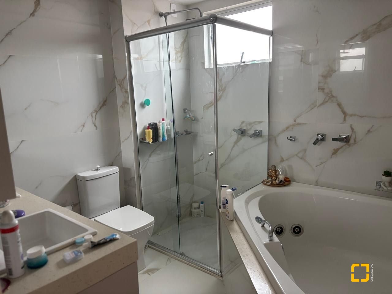 Apartamento com 173m², 4 quartos (sendo 2 suítes), 2 garagens, no bairro Campinas em São José